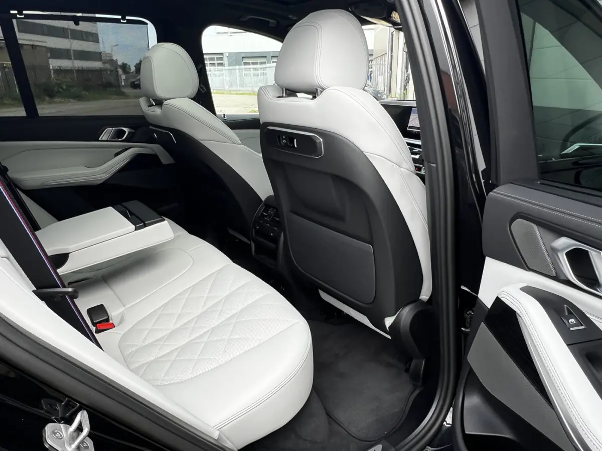 xDrive50e High Executive M Sport | Sky Lounge | Achteras Besturing | BMW Nieren Iconic Glow | Head-UP | Panodak Sky Lounge | Luchtvering | Soft Close | Harman-Kardon | 360 Camera | Trekhaak 