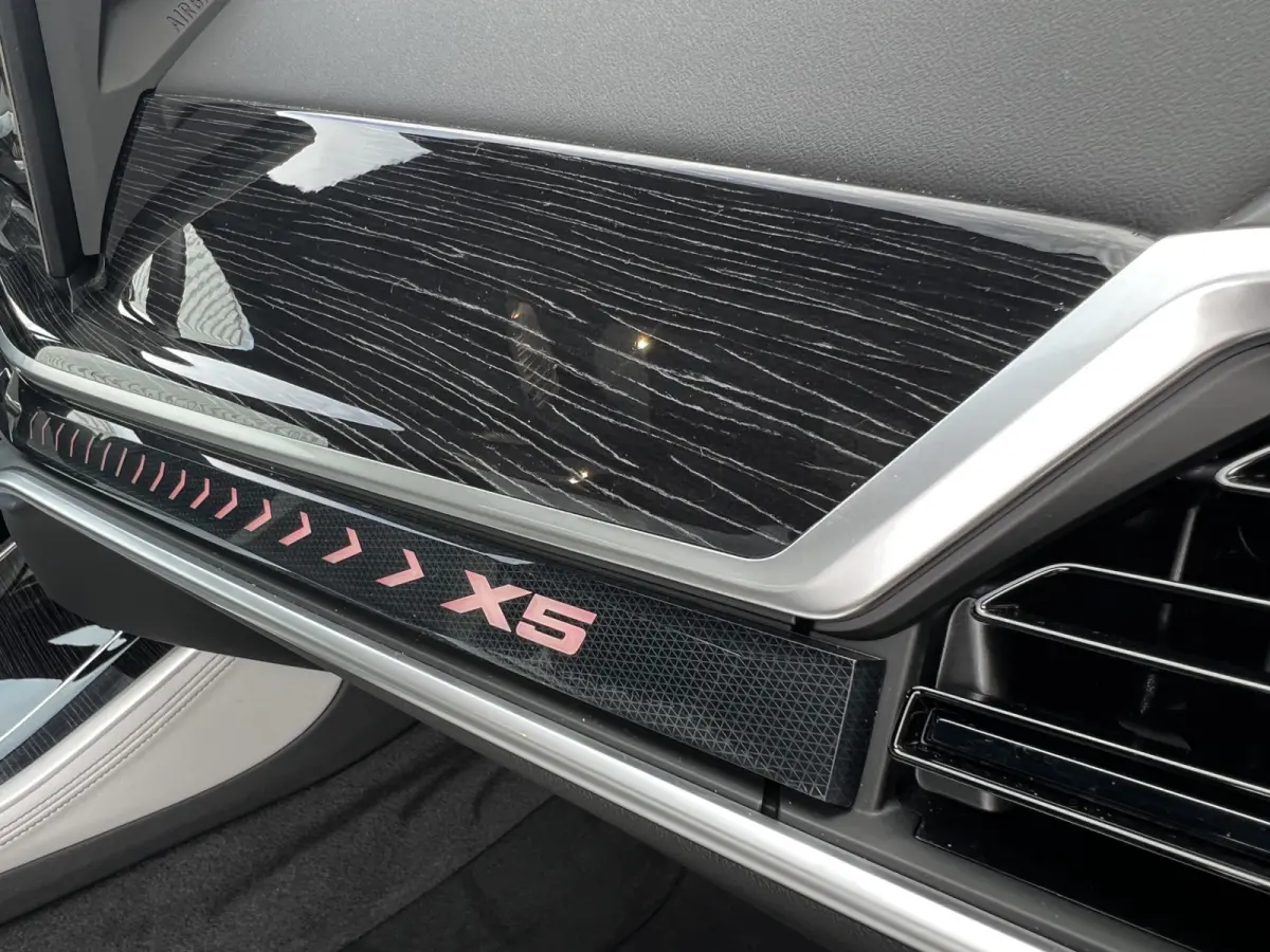 xDrive50e High Executive M Sport | Sky Lounge | Achteras Besturing | BMW Nieren Iconic Glow | Head-UP | Panodak Sky Lounge | Luchtvering | Soft Close | Harman-Kardon | 360 Camera | Trekhaak 