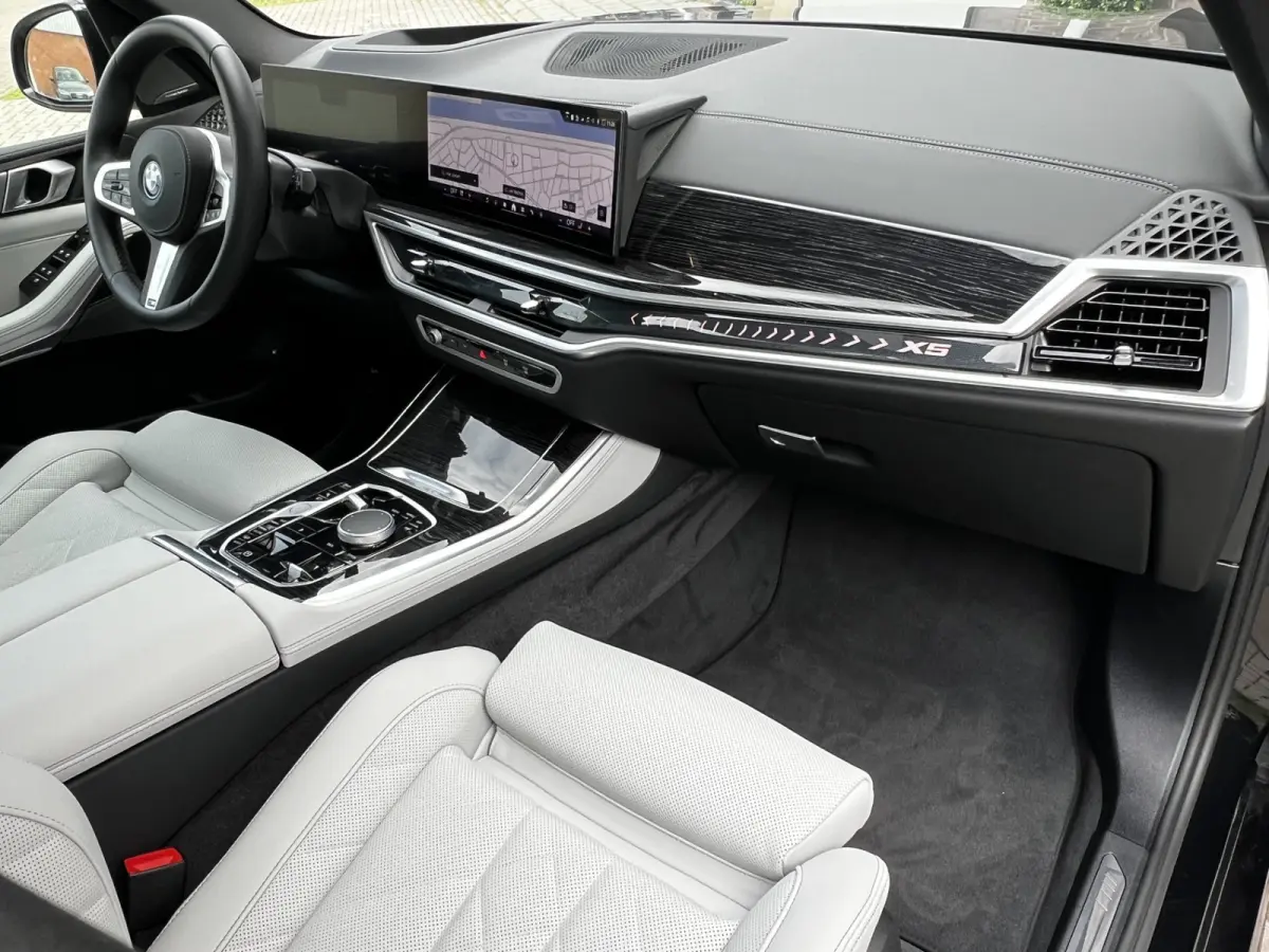 xDrive50e High Executive M Sport | Sky Lounge | Achteras Besturing | BMW Nieren Iconic Glow | Head-UP | Panodak Sky Lounge | Luchtvering | Soft Close | Harman-Kardon | 360 Camera | Trekhaak 