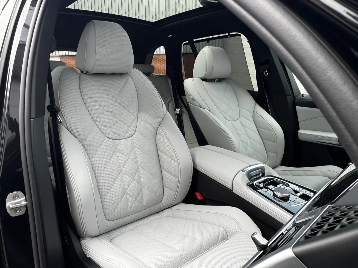 xDrive50e High Executive M Sport | Sky Lounge | Achteras Besturing | BMW Nieren Iconic Glow | Head-UP | Panodak Sky Lounge | Luchtvering | Soft Close | Harman-Kardon | 360 Camera | Trekhaak 