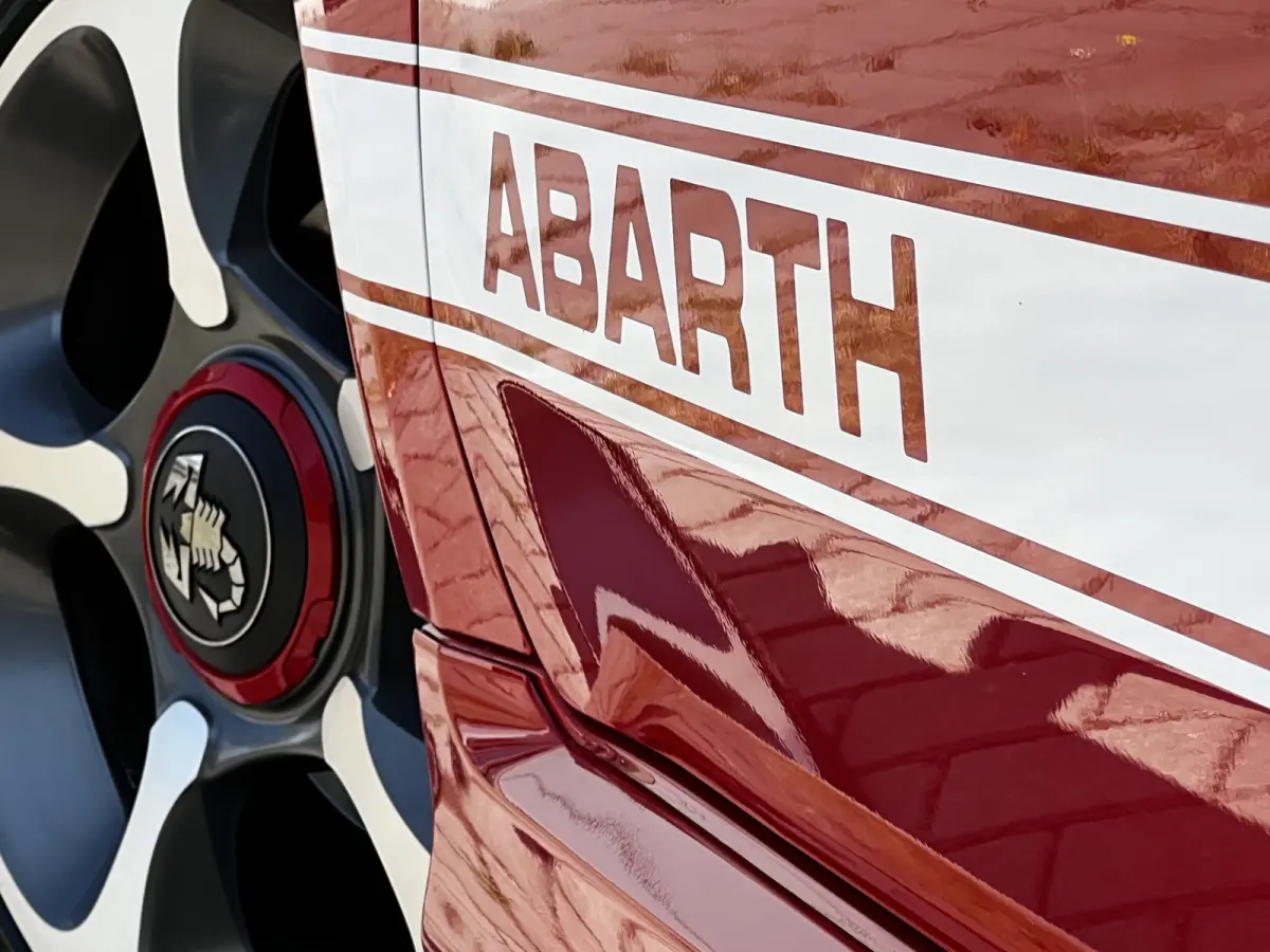 1.4 T-Jet Abarth 595 Turbo 145 PK | UNIEK 43000 KM | Corsa Pakket | Airco | 17"LM Velgen | Schaal Sport Stoelen | Navigatie | Park Sensors | Uniek!