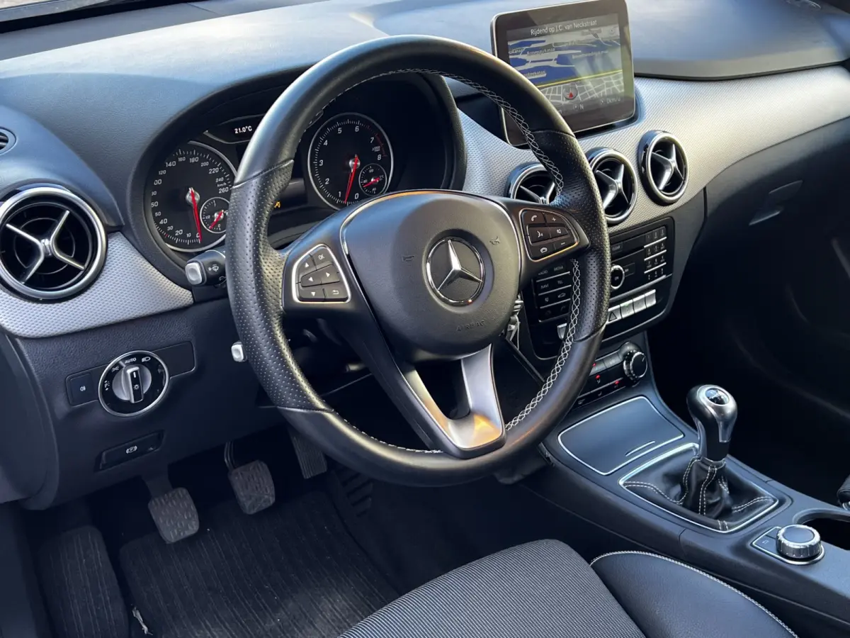 180 Business Solution AMG Upgrade Edition | Airco | Navigatie | Achteruitrijdcamera | Sport Int | 18" AMG Velgen | Wegklapbare Trekhaak | 1e Eigenaar!