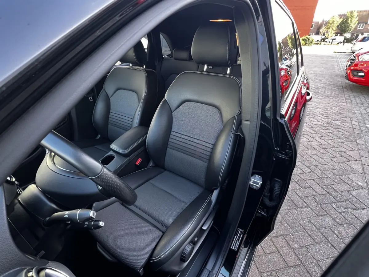 180 Business Solution AMG Upgrade Edition | Airco | Navigatie | Achteruitrijdcamera | Sport Int | 18" AMG Velgen | Wegklapbare Trekhaak | 1e Eigenaar!
