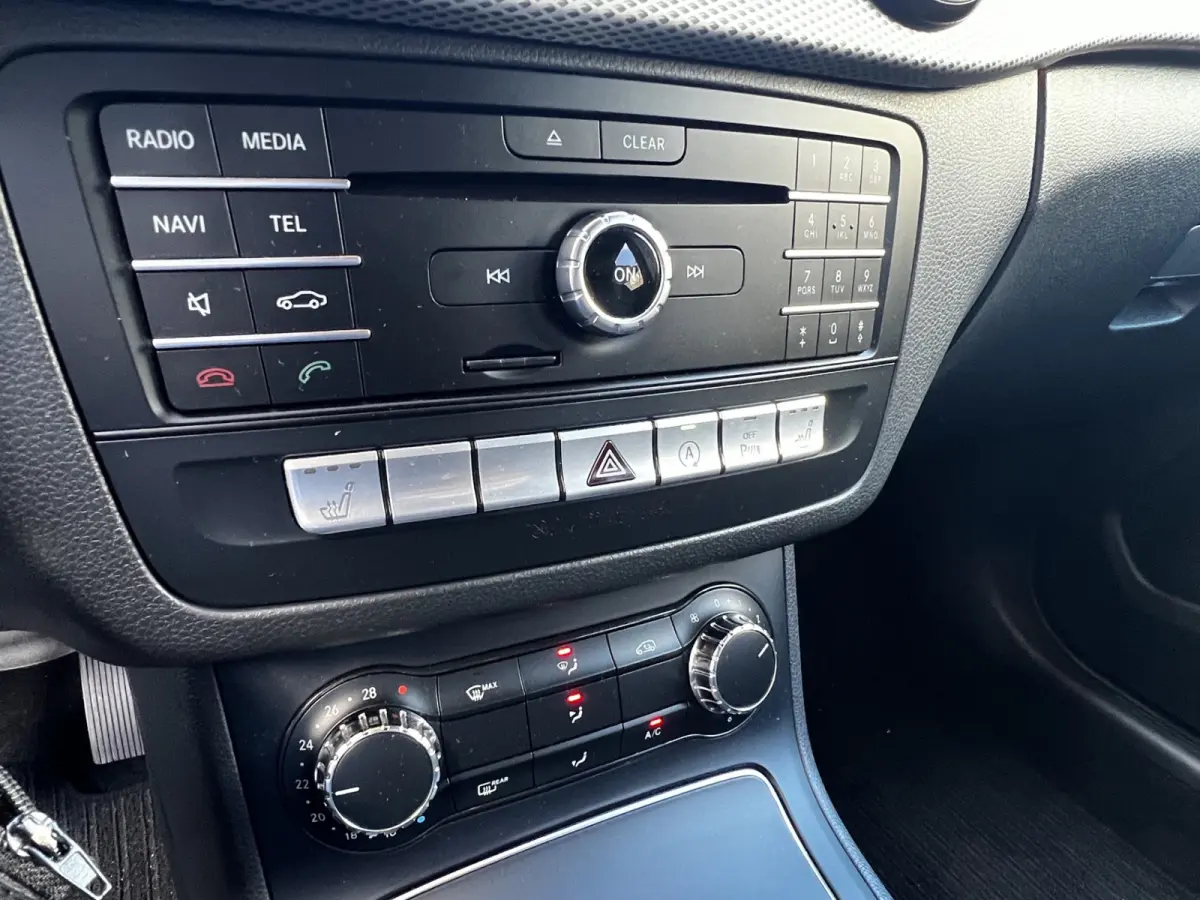 180 Business Solution AMG Upgrade Edition | Airco | Navigatie | Achteruitrijdcamera | Sport Int | 18" AMG Velgen | Wegklapbare Trekhaak | 1e Eigenaar!