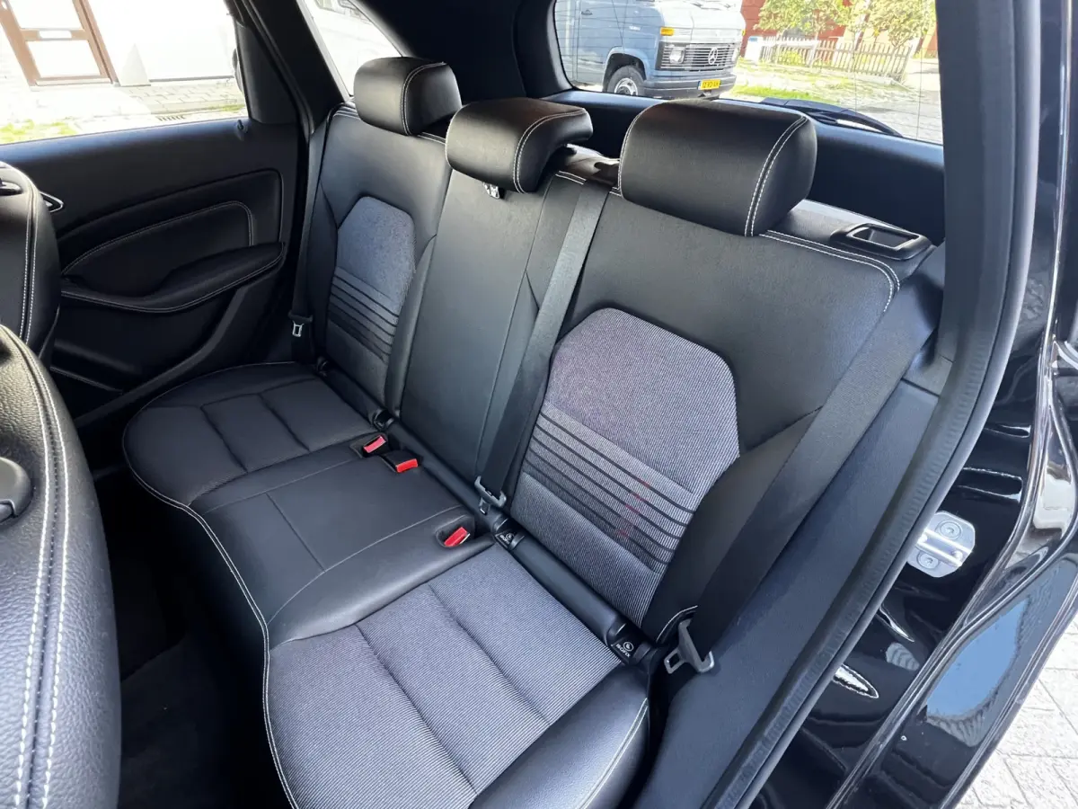 180 Business Solution AMG Upgrade Edition | Airco | Navigatie | Achteruitrijdcamera | Sport Int | 18" AMG Velgen | Wegklapbare Trekhaak | 1e Eigenaar!