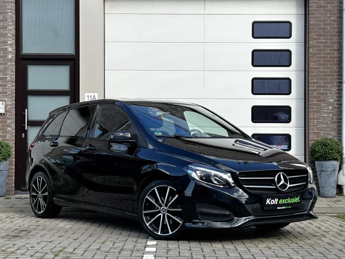 180 Business Solution AMG Upgrade Edition | Airco | Navigatie | Achteruitrijdcamera | Sport Int | 18" AMG Velgen | Wegklapbare Trekhaak | 1e Eigenaar!