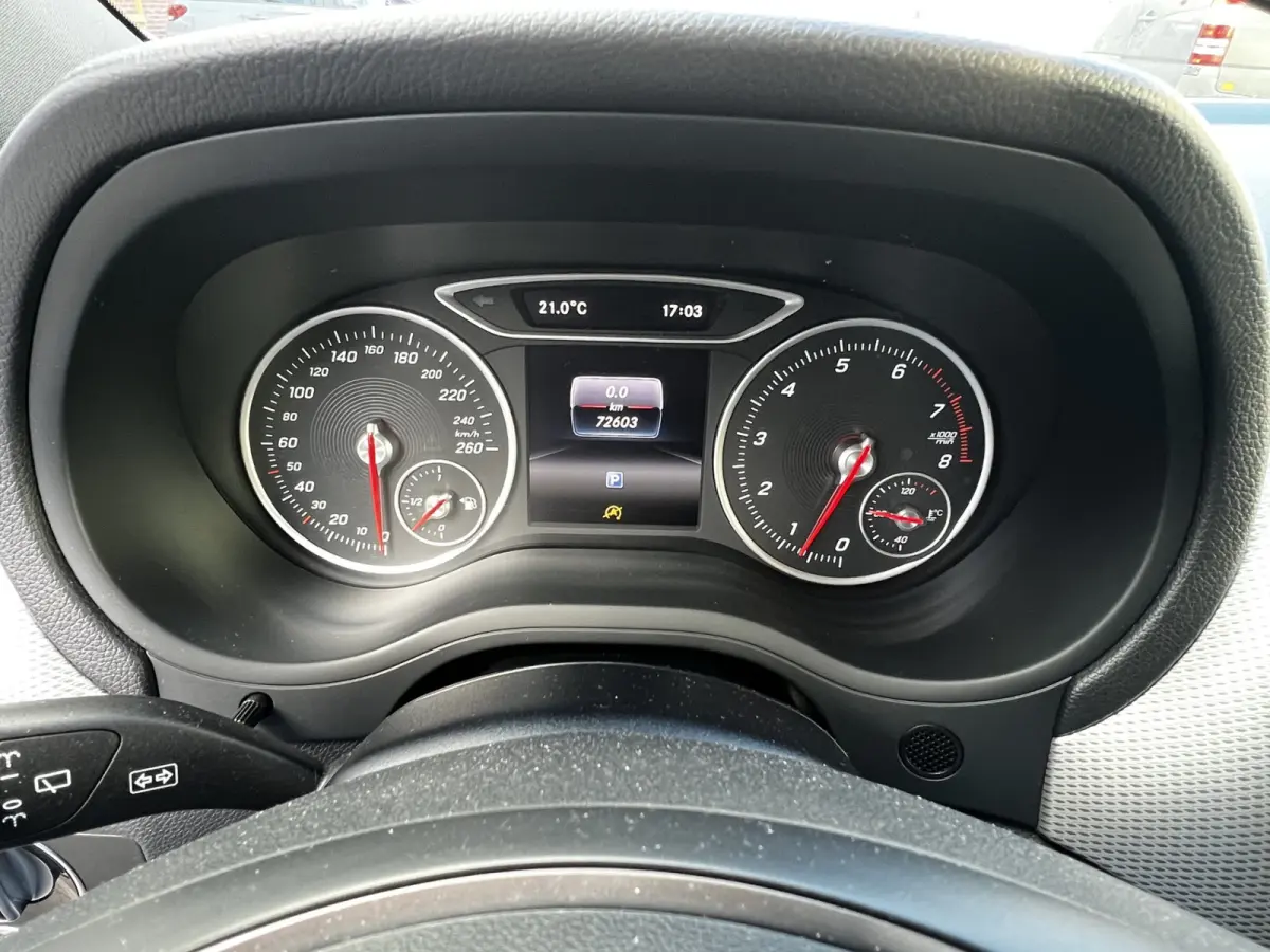 180 Business Solution AMG Upgrade Edition | Airco | Navigatie | Achteruitrijdcamera | Sport Int | 18" AMG Velgen | Wegklapbare Trekhaak | 1e Eigenaar!