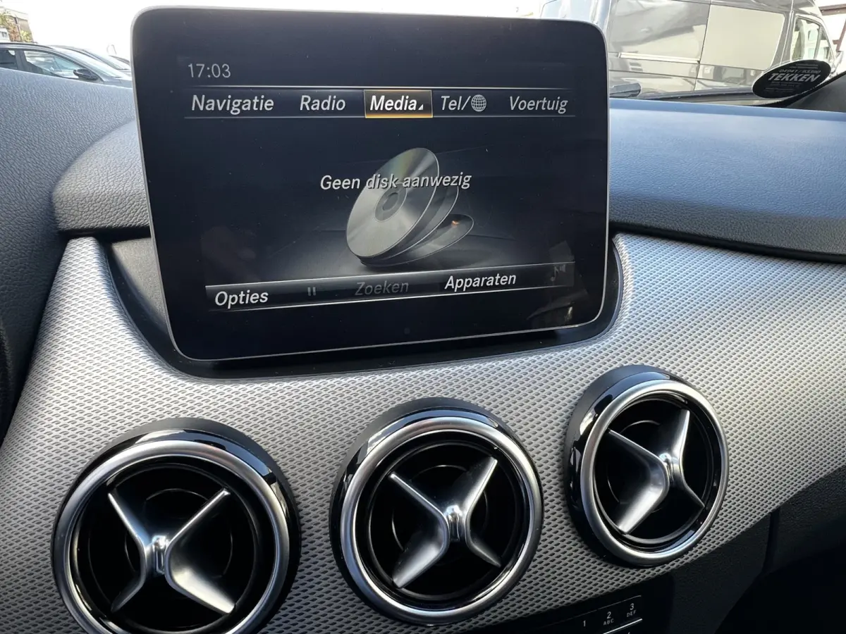 180 Business Solution AMG Upgrade Edition | Airco | Navigatie | Achteruitrijdcamera | Sport Int | 18" AMG Velgen | Wegklapbare Trekhaak | 1e Eigenaar!