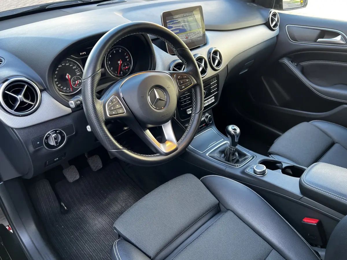 180 Business Solution AMG Upgrade Edition | Airco | Navigatie | Achteruitrijdcamera | Sport Int | 18" AMG Velgen | Wegklapbare Trekhaak | 1e Eigenaar!