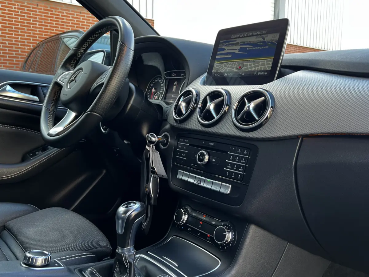 180 Business Solution AMG Upgrade Edition | Airco | Navigatie | Achteruitrijdcamera | Sport Int | 18" AMG Velgen | Wegklapbare Trekhaak | 1e Eigenaar!
