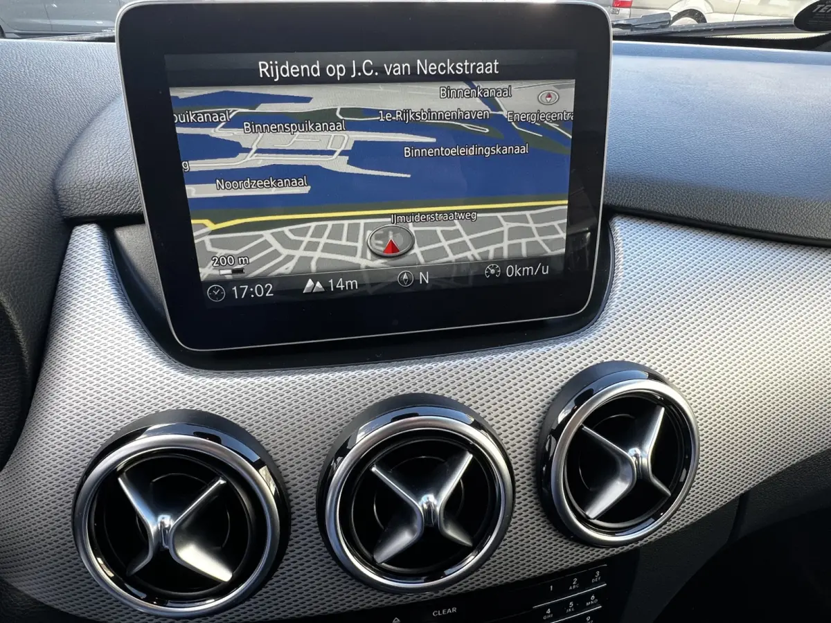180 Business Solution AMG Upgrade Edition | Airco | Navigatie | Achteruitrijdcamera | Sport Int | 18" AMG Velgen | Wegklapbare Trekhaak | 1e Eigenaar!