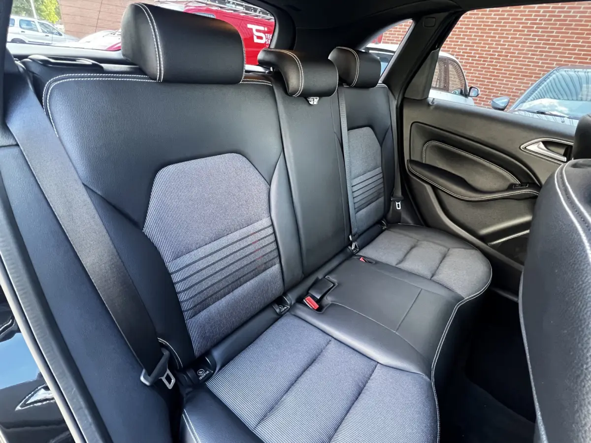180 Business Solution AMG Upgrade Edition | Airco | Navigatie | Achteruitrijdcamera | Sport Int | 18" AMG Velgen | Wegklapbare Trekhaak | 1e Eigenaar!