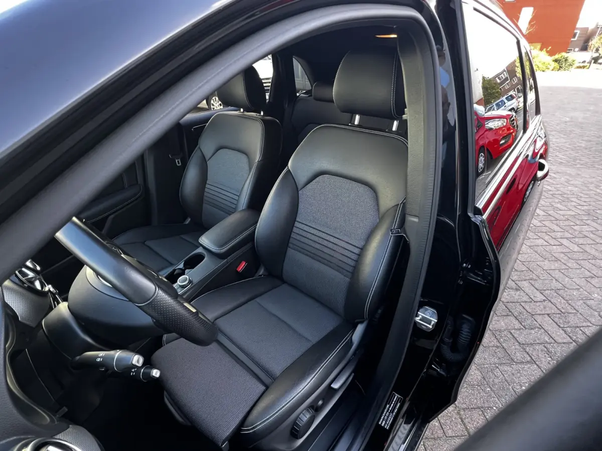 180 Business Solution AMG Upgrade Edition | Airco | Navigatie | Achteruitrijdcamera | Sport Int | 18" AMG Velgen | Wegklapbare Trekhaak | 1e Eigenaar!