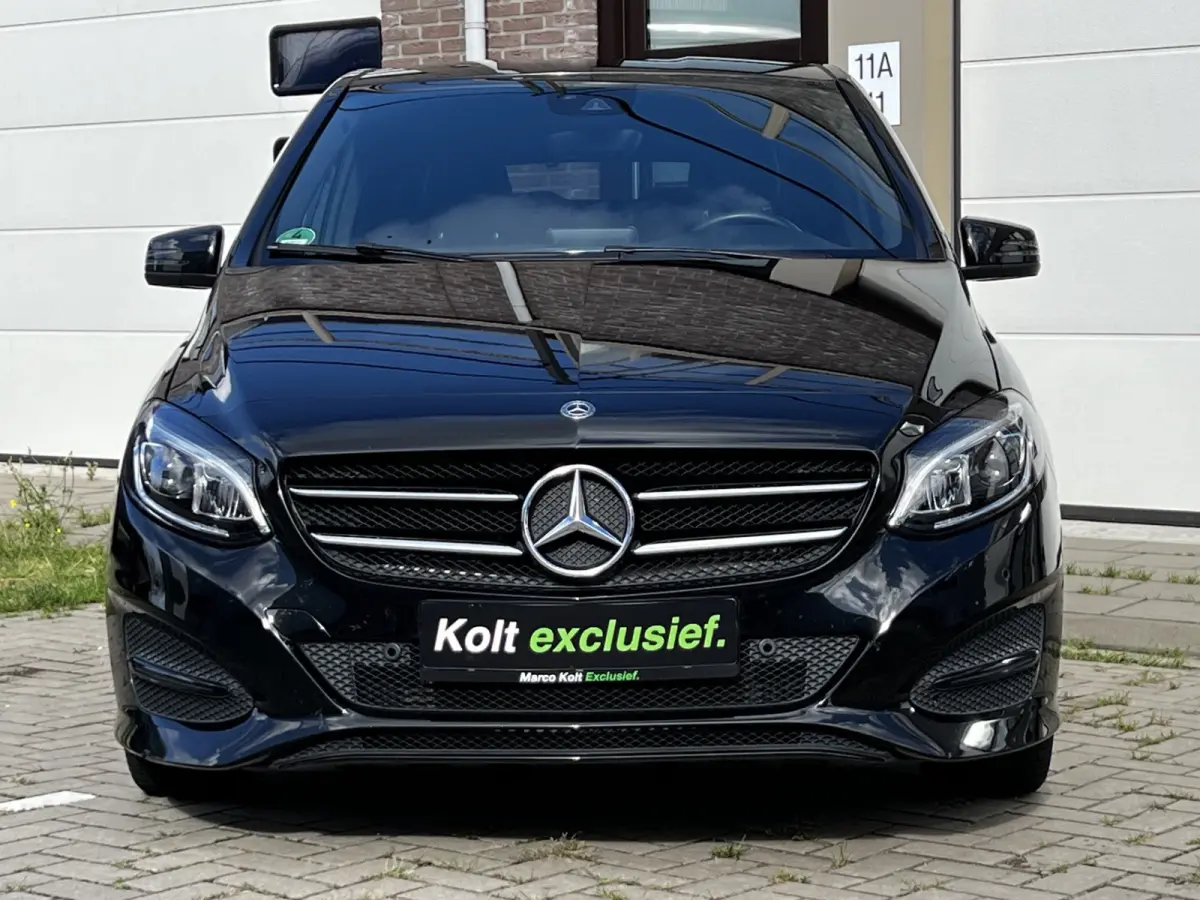 180 Business Solution AMG Upgrade Edition | Airco | Navigatie | Achteruitrijdcamera | Sport Int | 18" AMG Velgen | Wegklapbare Trekhaak | 1e Eigenaar!