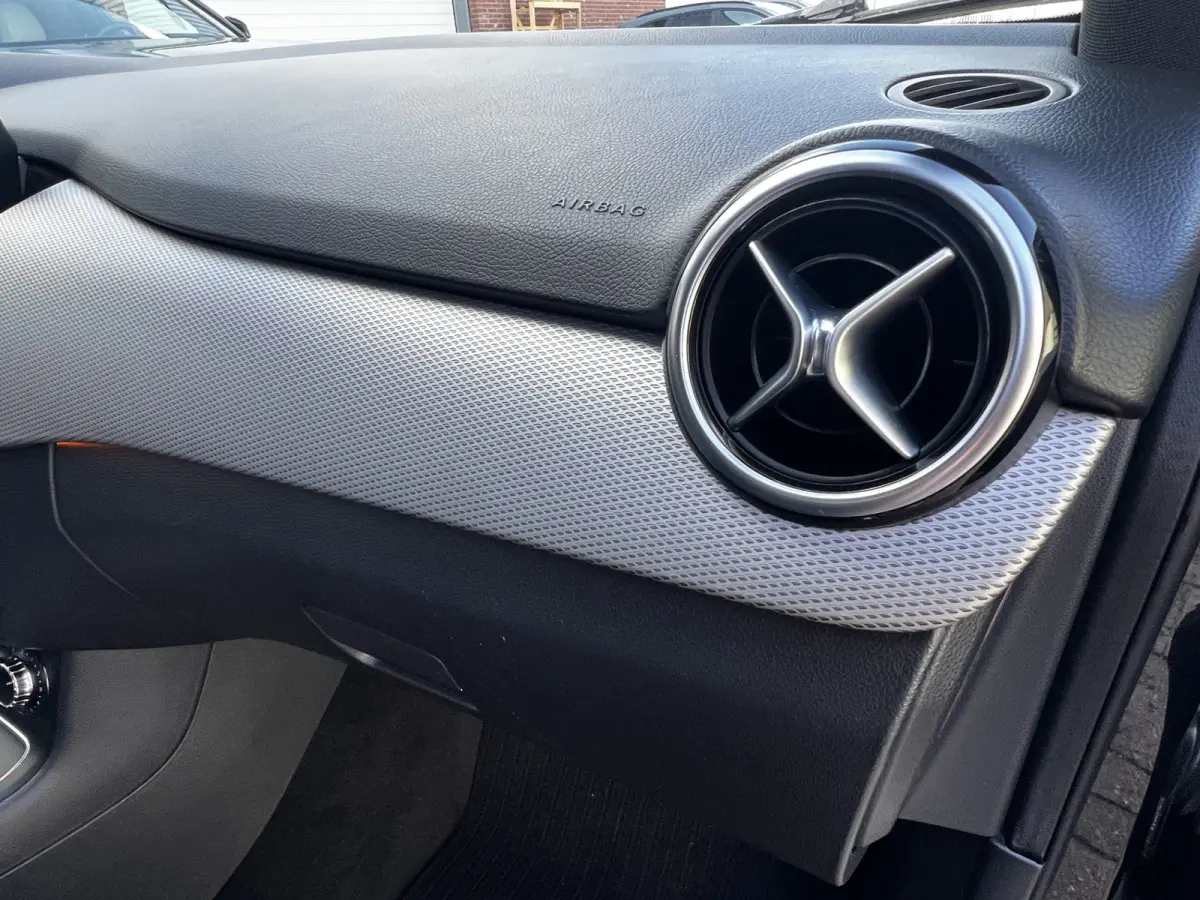 180 Business Solution AMG Upgrade Edition | Airco | Navigatie | Achteruitrijdcamera | Sport Int | 18" AMG Velgen | Wegklapbare Trekhaak | 1e Eigenaar!