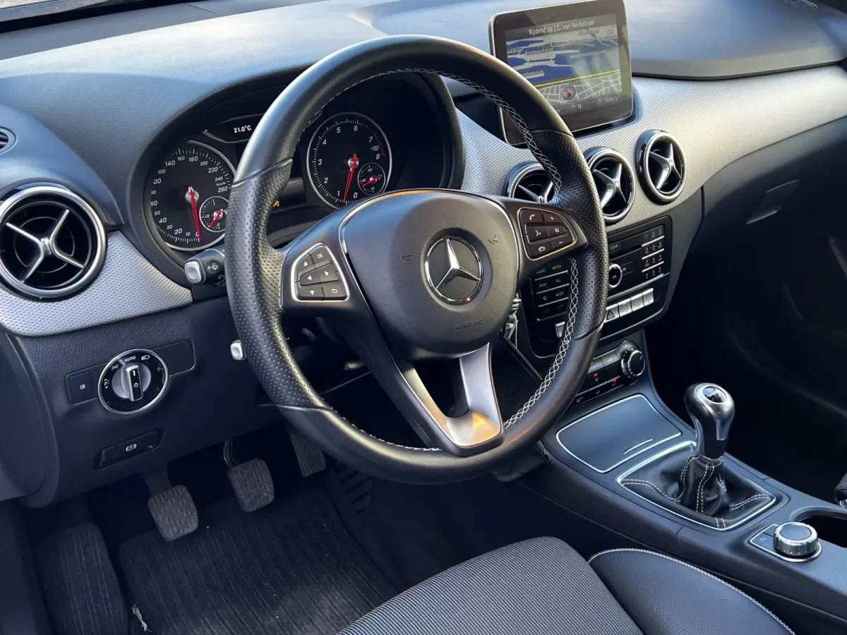 180 Business Solution AMG Upgrade Edition | Airco | Navigatie | Achteruitrijdcamera | Sport Int | 18" AMG Velgen | Wegklapbare Trekhaak | 1e Eigenaar!
