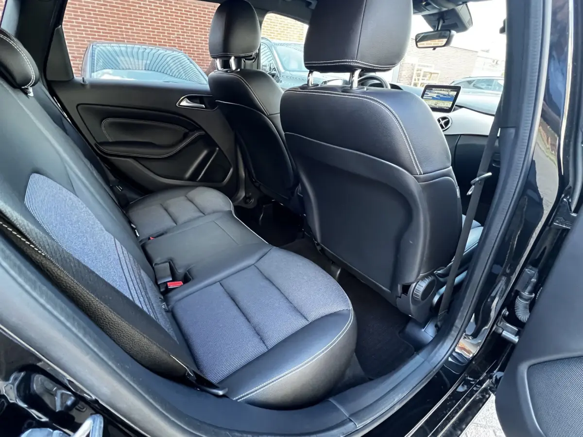 180 Business Solution AMG Upgrade Edition | Airco | Navigatie | Achteruitrijdcamera | Sport Int | 18" AMG Velgen | Wegklapbare Trekhaak | 1e Eigenaar!