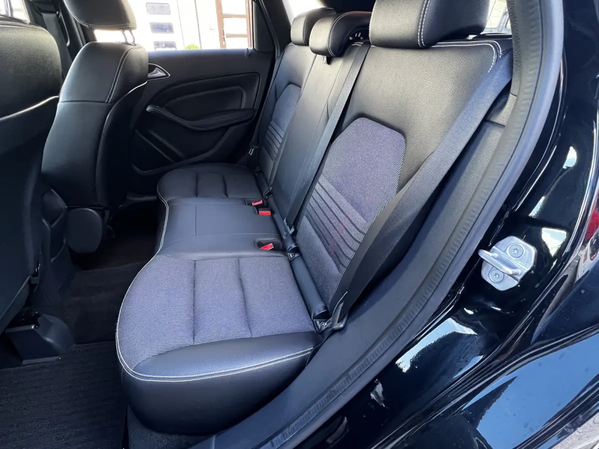 180 Business Solution AMG Upgrade Edition | Airco | Navigatie | Achteruitrijdcamera | Sport Int | 18" AMG Velgen | Wegklapbare Trekhaak | 1e Eigenaar!