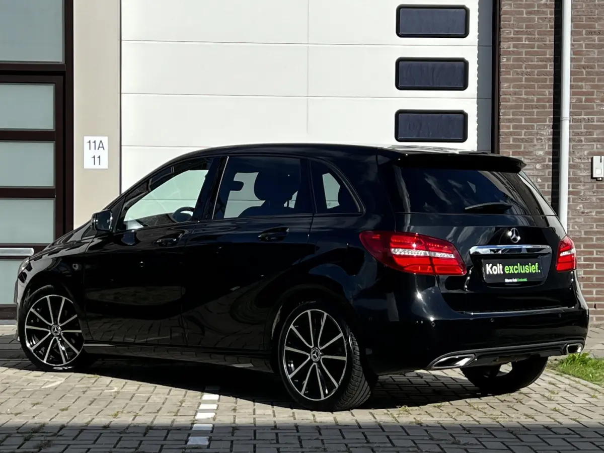 180 Business Solution AMG Upgrade Edition | Airco | Navigatie | Achteruitrijdcamera | Sport Int | 18" AMG Velgen | Wegklapbare Trekhaak | 1e Eigenaar!