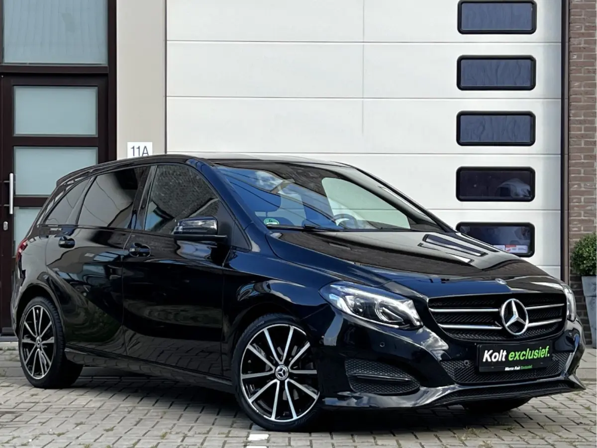 180 Business Solution AMG Upgrade Edition | Airco | Navigatie | Achteruitrijdcamera | Sport Int | 18" AMG Velgen | Wegklapbare Trekhaak | 1e Eigenaar!
