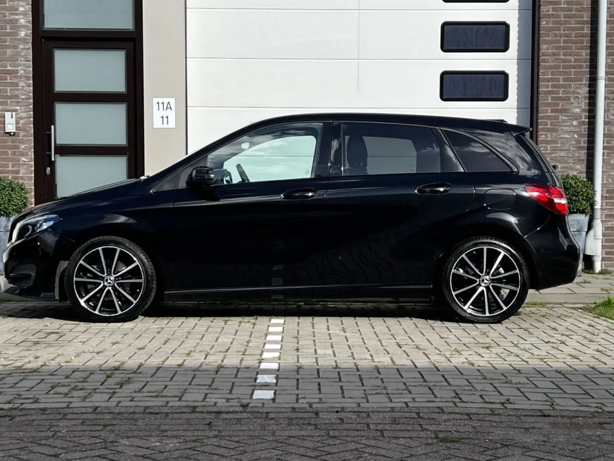 180 Business Solution AMG Upgrade Edition | Airco | Navigatie | Achteruitrijdcamera | Sport Int | 18" AMG Velgen | Wegklapbare Trekhaak | 1e Eigenaar!