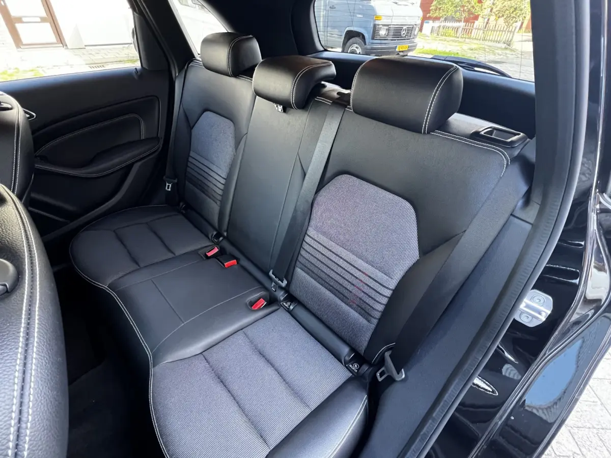 180 Business Solution AMG Upgrade Edition | Airco | Navigatie | Achteruitrijdcamera | Sport Int | 18" AMG Velgen | Wegklapbare Trekhaak | 1e Eigenaar!