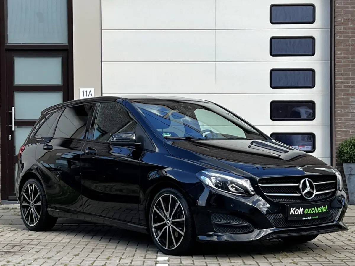 180 Business Solution AMG Upgrade Edition | Airco | Navigatie | Achteruitrijdcamera | Sport Int | 18" AMG Velgen | Wegklapbare Trekhaak | 1e Eigenaar!