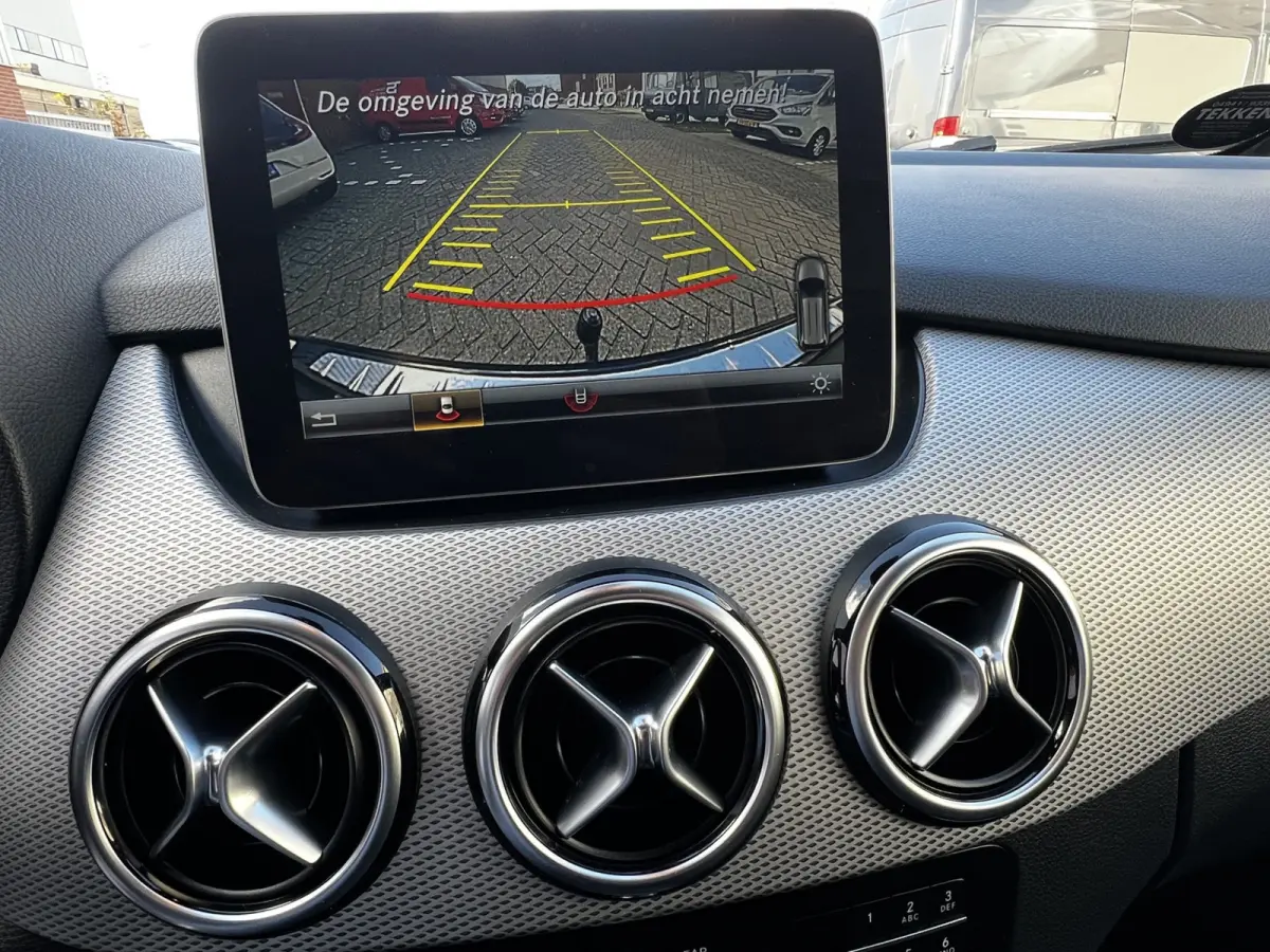 180 Business Solution AMG Upgrade Edition | Airco | Navigatie | Achteruitrijdcamera | Sport Int | 18" AMG Velgen | Wegklapbare Trekhaak | 1e Eigenaar!