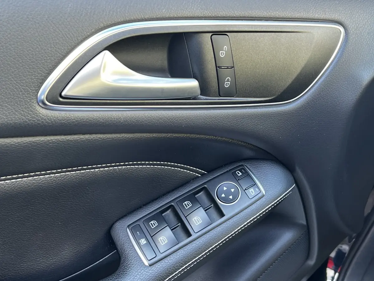 180 Business Solution AMG Upgrade Edition | Airco | Navigatie | Achteruitrijdcamera | Sport Int | 18" AMG Velgen | Wegklapbare Trekhaak | 1e Eigenaar!