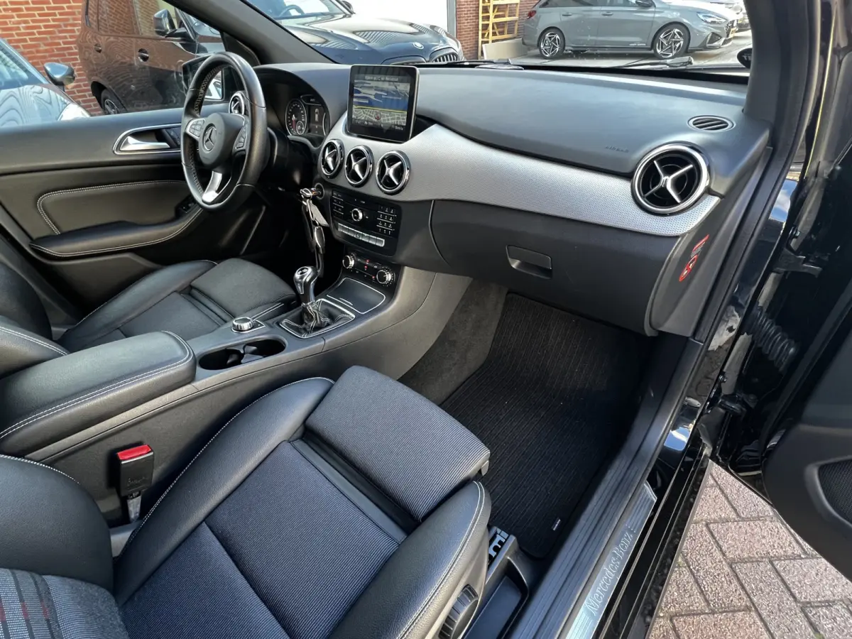 180 Business Solution AMG Upgrade Edition | Airco | Navigatie | Achteruitrijdcamera | Sport Int | 18" AMG Velgen | Wegklapbare Trekhaak | 1e Eigenaar!