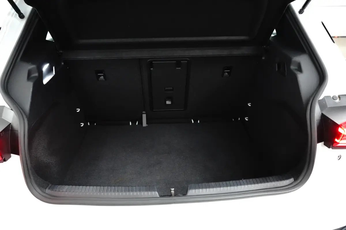 Adrenaline 82 kWh l 360gr Camera l 19" l PDC v&a l Stoelverwarming l Matrix LED l Speciale bekleding l Elekt. Inklap Spiegels l