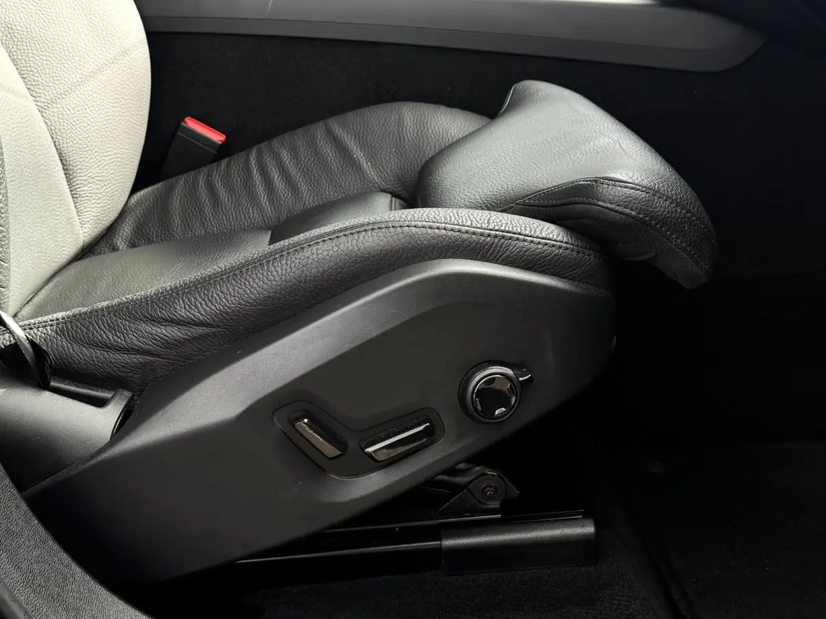 2.0 T6 Plug-in hybrid AWD Plus Bright | Pano | Trekhaak | Long Range | Elektrische stoelen | Denimblauw | Pilot Assist