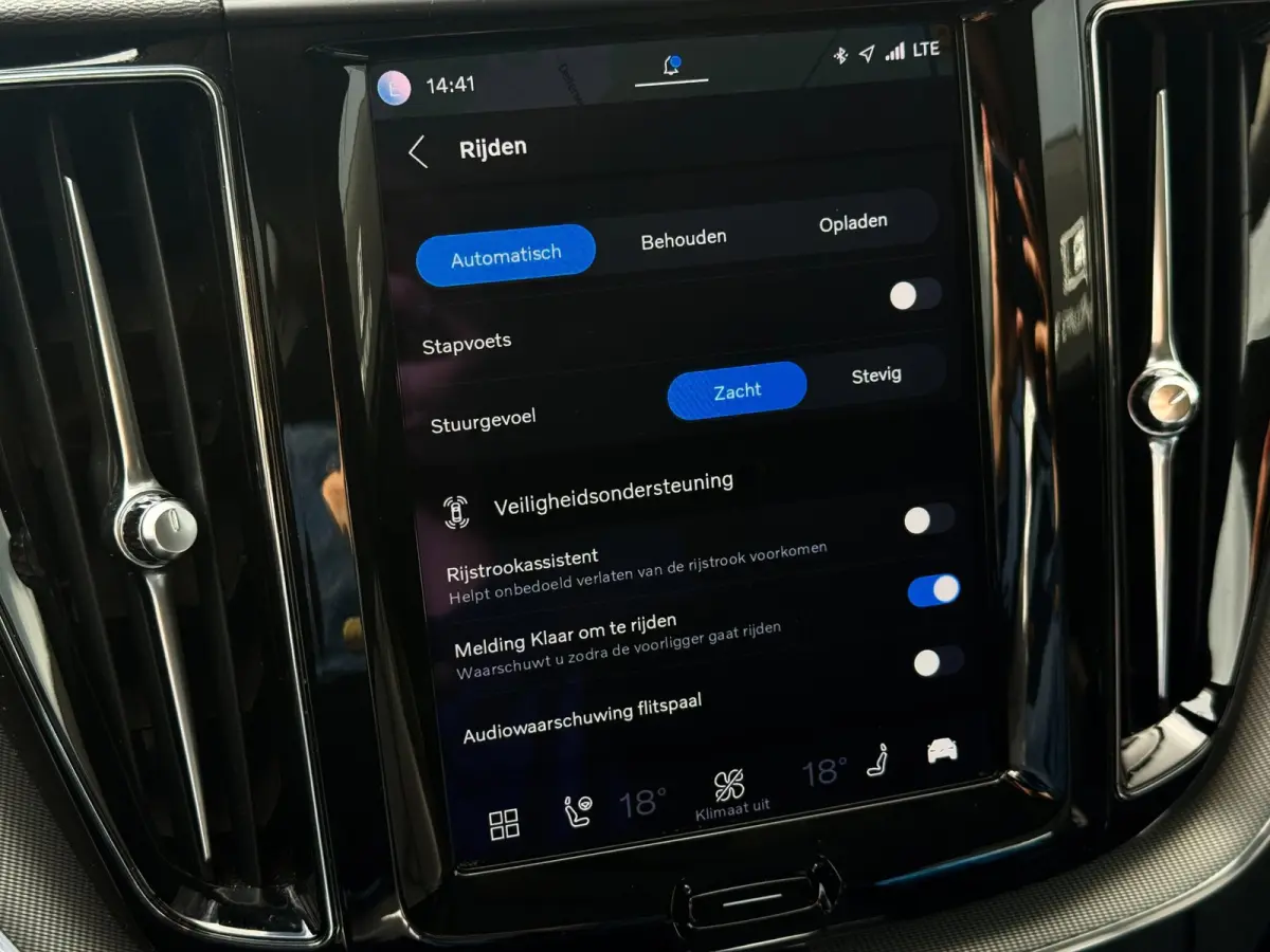 2.0 T6 Plug-in hybrid AWD Plus Bright | Pano | Trekhaak | Long Range | Elektrische stoelen | Denimblauw | Pilot Assist