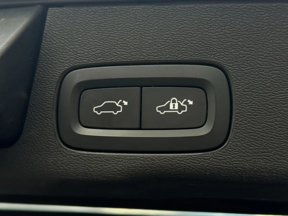 2.0 T6 Plug-in hybrid AWD Plus Bright | Pano | Trekhaak | Long Range | Elektrische stoelen | Denimblauw | Pilot Assist