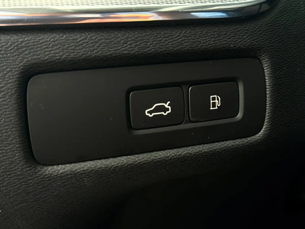 2.0 T6 Plug-in hybrid AWD Plus Bright | Pano | Trekhaak | Long Range | Elektrische stoelen | Denimblauw | Pilot Assist