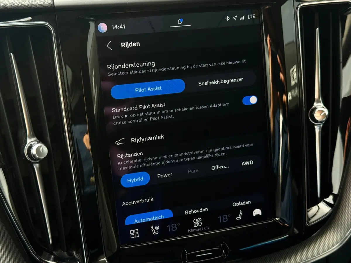 2.0 T6 Plug-in hybrid AWD Plus Bright | Pano | Trekhaak | Long Range | Elektrische stoelen | Denimblauw | Pilot Assist