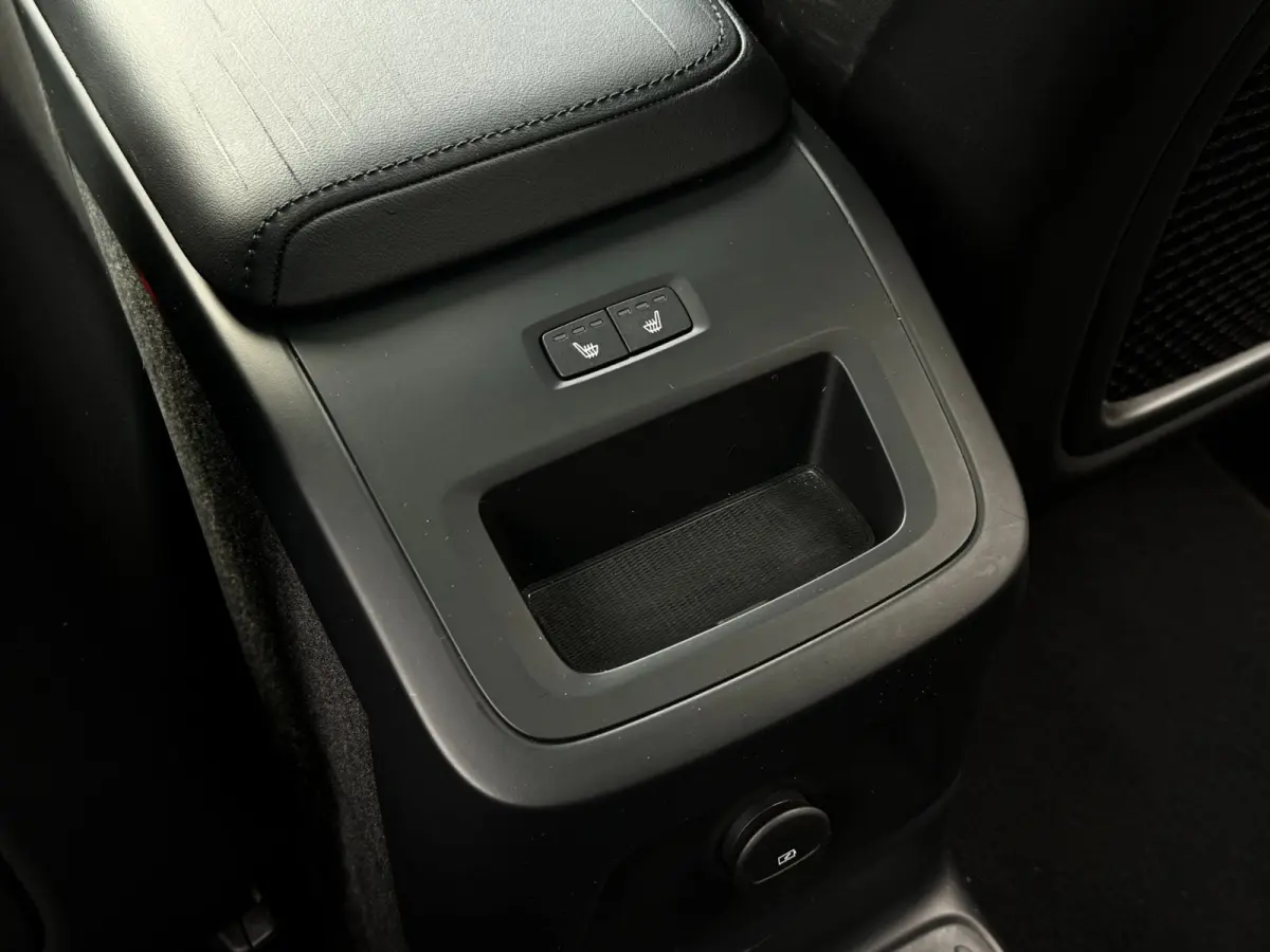 2.0 T6 Plug-in hybrid AWD Plus Bright | Pano | Trekhaak | Long Range | Elektrische stoelen | Denimblauw | Pilot Assist