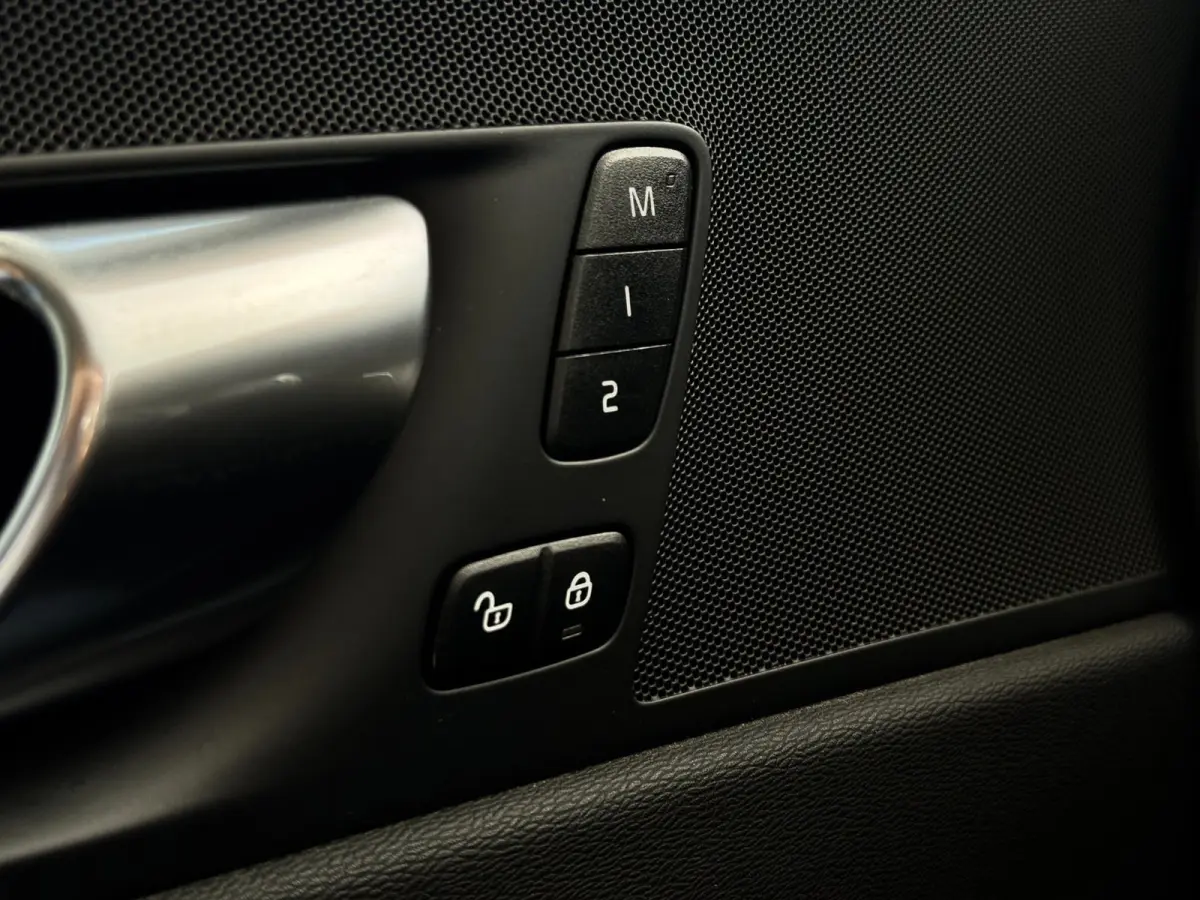 2.0 T6 Plug-in hybrid AWD Plus Bright | Pano | Trekhaak | Long Range | Elektrische stoelen | Denimblauw | Pilot Assist