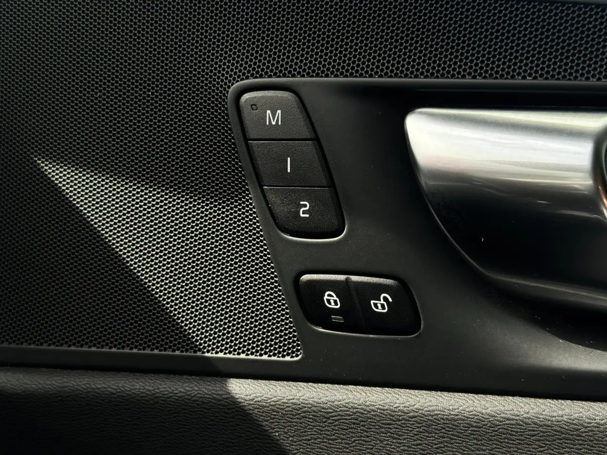 2.0 T6 Plug-in hybrid AWD Plus Bright | Pano | Trekhaak | Long Range | Elektrische stoelen | Denimblauw | Pilot Assist