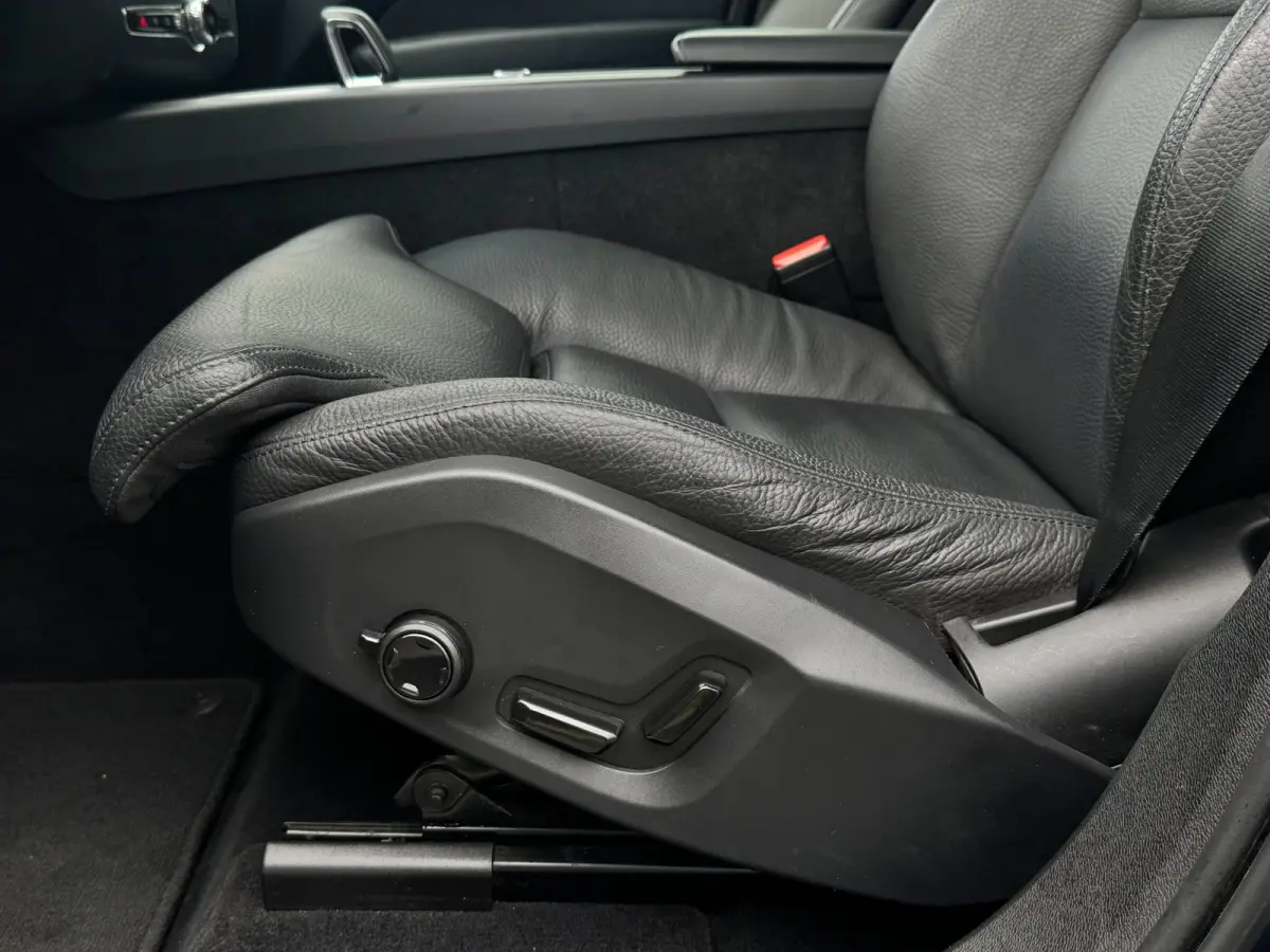2.0 T6 Plug-in hybrid AWD Plus Bright | Pano | Trekhaak | Long Range | Elektrische stoelen | Denimblauw | Pilot Assist