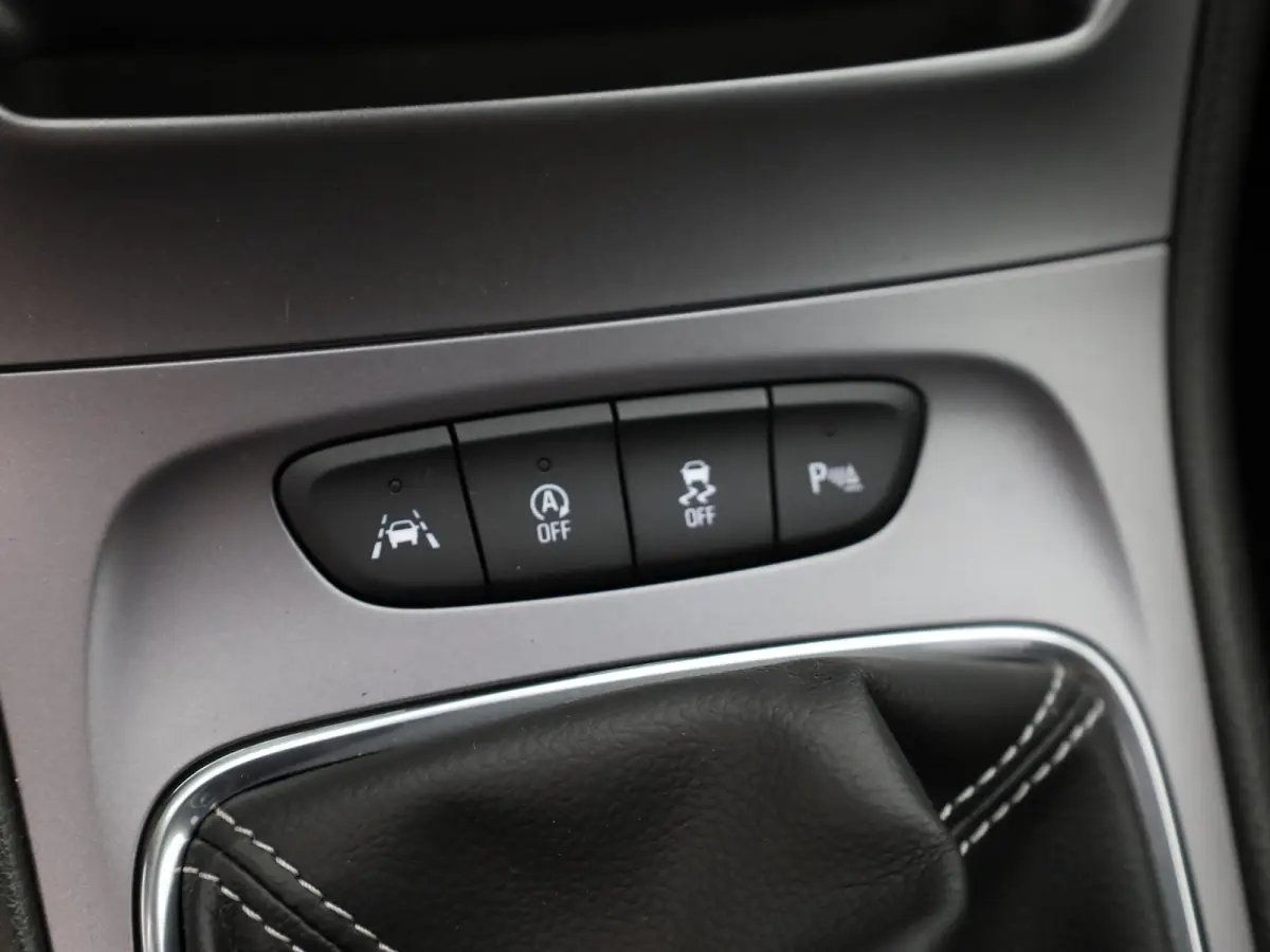 1.0 Business+ | Trekhaak | Apple Carplay/ Android Auto | AGR-stoelen | 17'' | Prijs Rijklaar!!