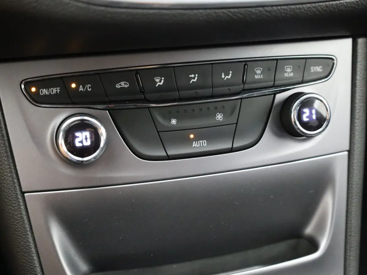1.0 Business+ | Trekhaak | Apple Carplay/ Android Auto | AGR-stoelen | 17'' | Prijs Rijklaar!!