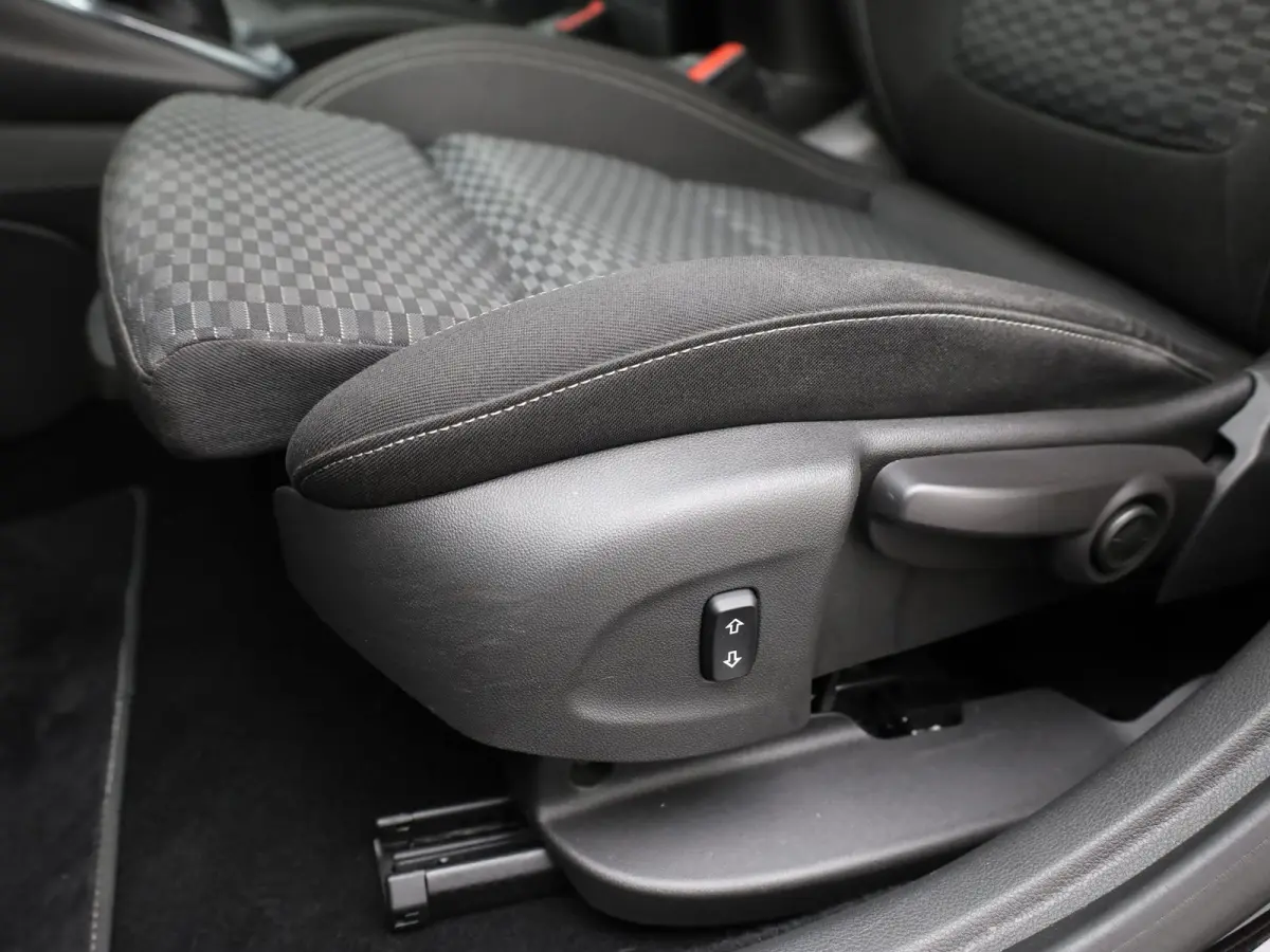 1.0 Business+ | Trekhaak | Apple Carplay/ Android Auto | AGR-stoelen | 17'' | Prijs Rijklaar!!
