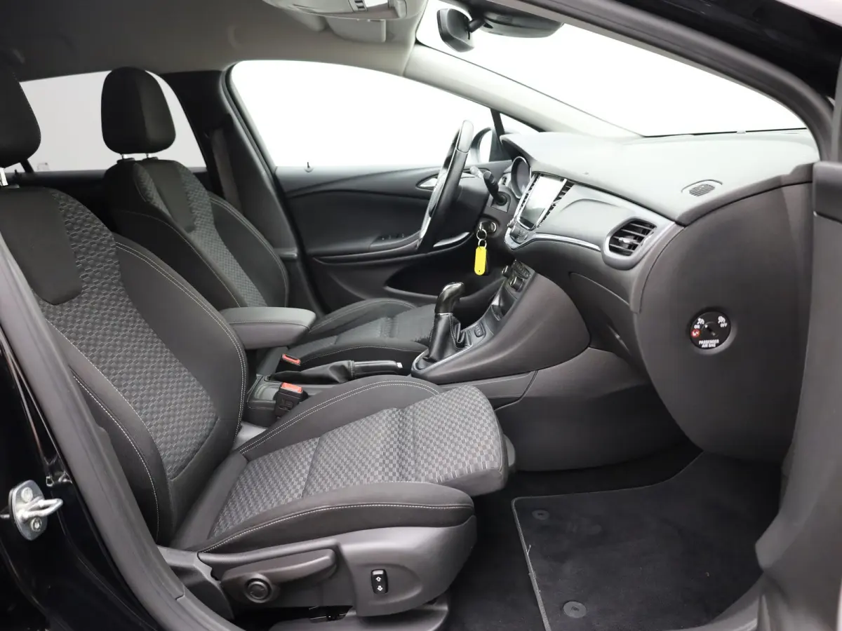 1.0 Business+ | Trekhaak | Apple Carplay/ Android Auto | AGR-stoelen | 17'' | Prijs Rijklaar!!