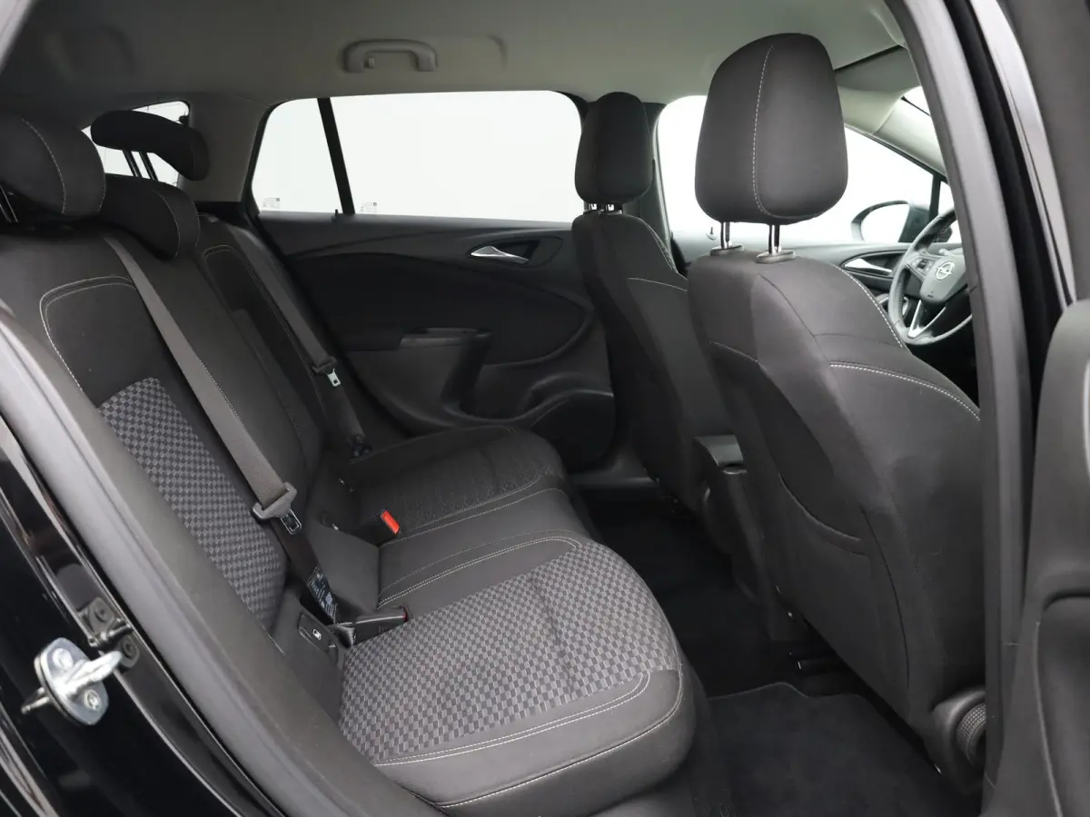 1.0 Business+ | Trekhaak | Apple Carplay/ Android Auto | AGR-stoelen | 17'' | Prijs Rijklaar!!