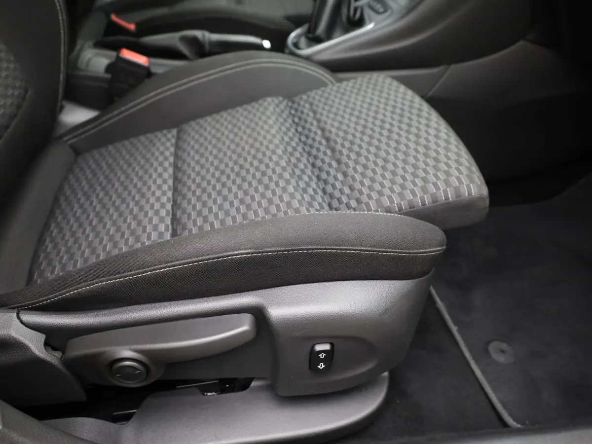 1.0 Business+ | Trekhaak | Apple Carplay/ Android Auto | AGR-stoelen | 17'' | Prijs Rijklaar!!