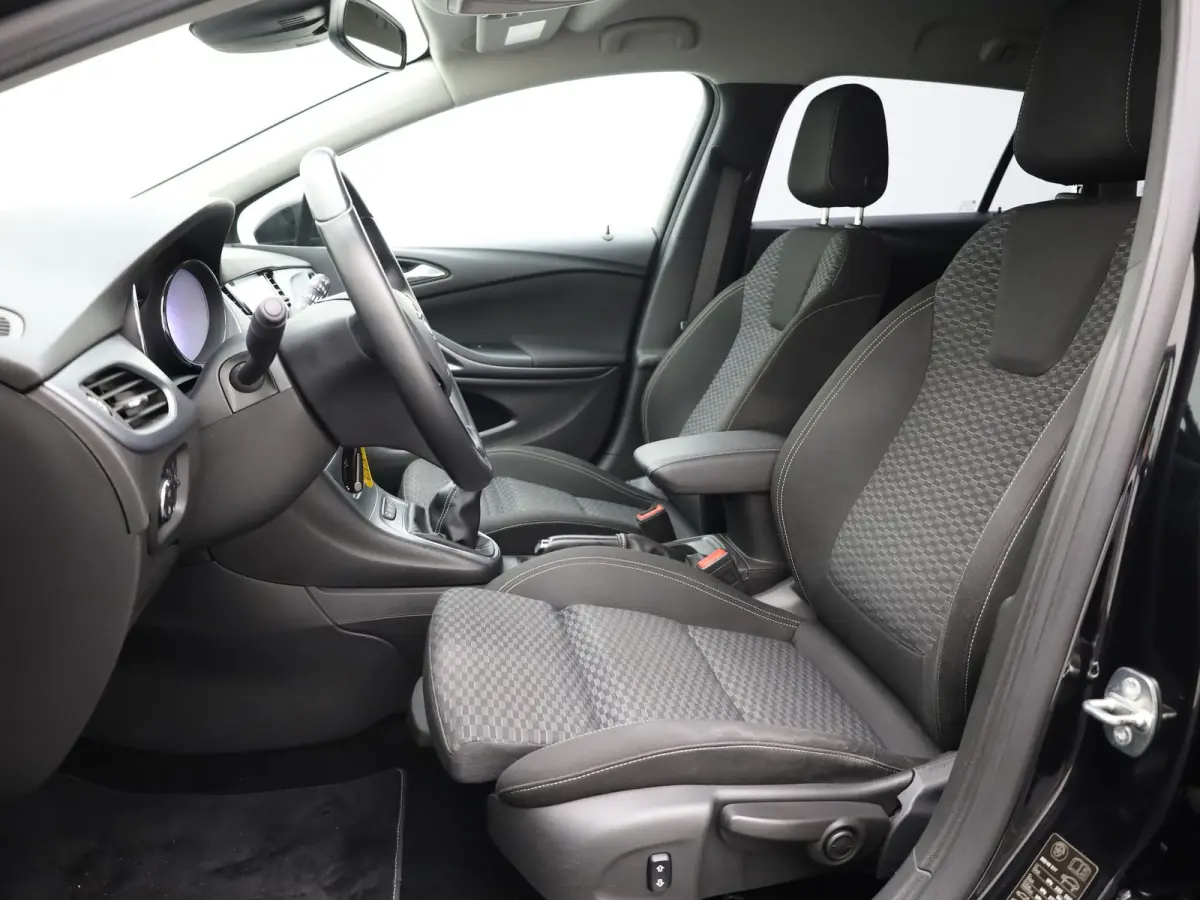 1.0 Business+ | Trekhaak | Apple Carplay/ Android Auto | AGR-stoelen | 17'' | Prijs Rijklaar!!