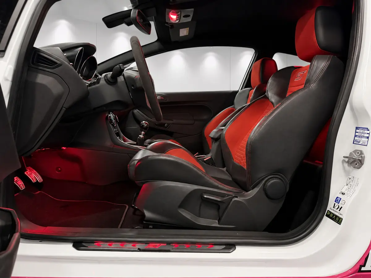 1.6 ST2 LED/NAVI/CRUISE/RECARO/MAXTON/MILTEK/CAMERA/PDC/DISTR+W-POMP-VV/STOELVERWARMING