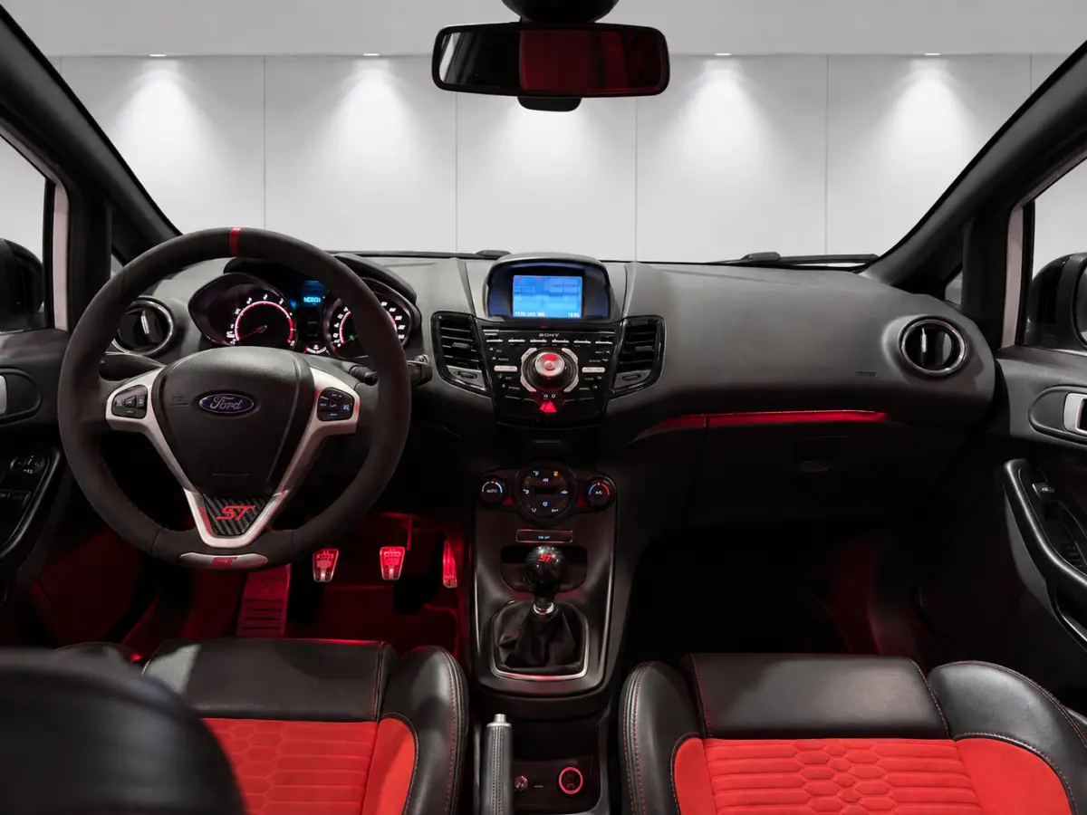 1.6 ST2 LED/NAVI/CRUISE/RECARO/MAXTON/MILTEK/CAMERA/PDC/DISTR+W-POMP-VV/STOELVERWARMING