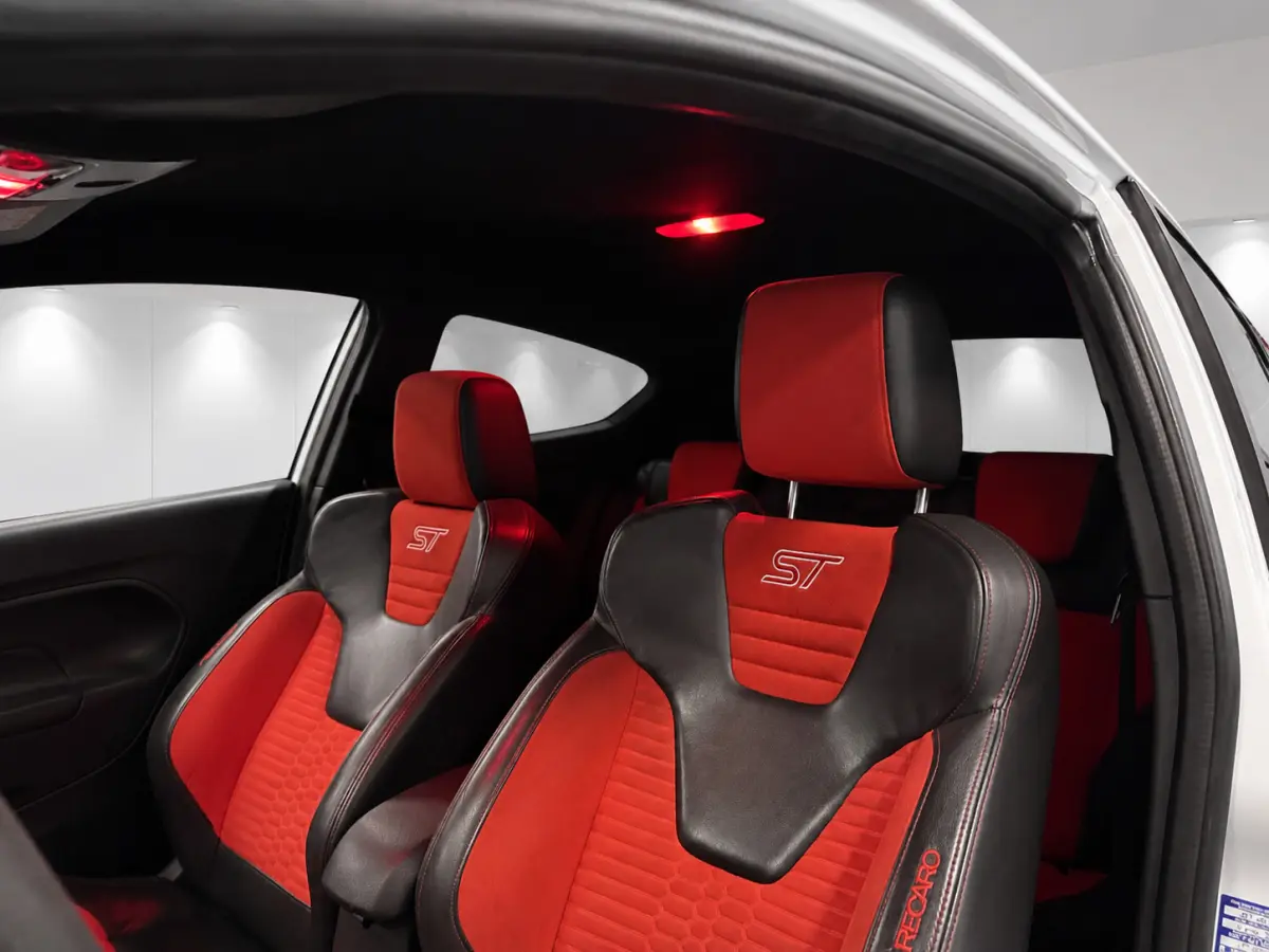 1.6 ST2 LED/NAVI/CRUISE/RECARO/MAXTON/MILTEK/CAMERA/PDC/DISTR+W-POMP-VV/STOELVERWARMING